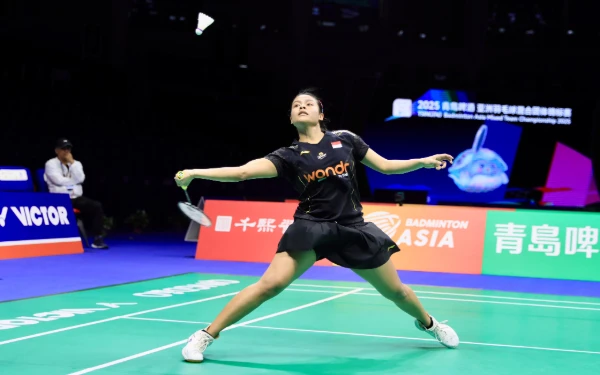 Foto Tunggal putri Indonesia Komang Ayu Cahya Dewi menyumbang poin dengan mengalahkan Karupathevan Letshanaa 21-12, 21-19 di Gimnasium Conson China, Kamis (13/2/2025). (Foto: Humas PP PBSI)