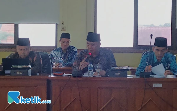 Foto Kepala Kantor Kementerian Agama (Kemenag) Kabupaten Sidoarjo Mufi Imron Rosyadi (tengah) menyampaikan paparan kepada Komisi D DPRD Sidoarjo. (Foto: Fathur Roziq/Ketik.co.id)