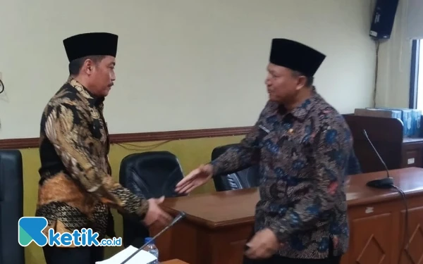 Foto Ketua Komisi D DPRD Sidoarjo Dhamroni Chudlori dan Kepala Kemenag Sidoarjo Mufi Imron Rosyadi setelah hearing di DPRD Sidoarjo Kamis (13 Februari 2025). (Foto: Fathur Roziq/Ketik.co.id)