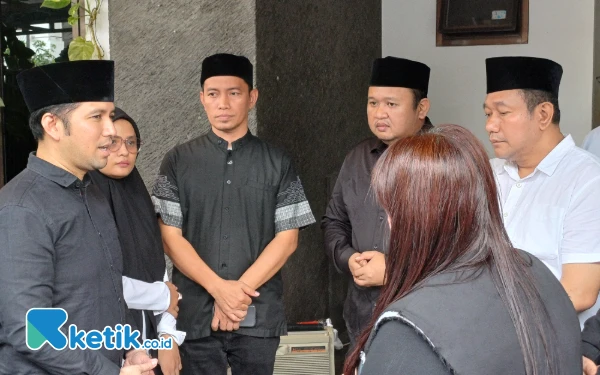 Foto Ketua DPD Partai Demokrat Jatim Emil Elestianto Dardak datangi rumah Renville Antonio, Jumat, 14 Februari 2025. (Foto: Khaesar/Ketik.co.id)