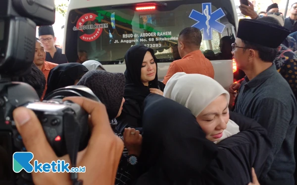 Foto Istri Renville Antonio (jilbab abu-abu) tidak kuasa menahan tangis, Jumat, 14 Februari 2025. (Foto: Khaesar/Ketik.co.id)