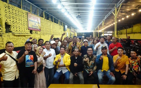 Foto Arif Fathoni foto bersama dengan masyarakat yang hadir pada Masa Reses di Kecamatan Sawahan Surabaya. (Foto: Tim Arif Fathoni)