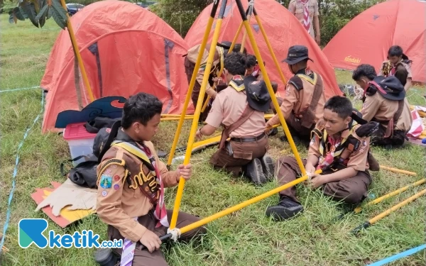 Foto Salah satu kontingen sedang melakukan pendirian tenda dan gapura. (Foto : Sutejo/ketik.co.id)