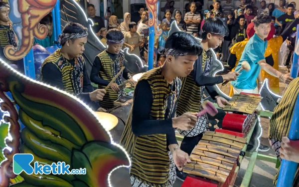 Foto Para peserta unjuk kebolehan di hadapan para juri dan penonton Festival Tongtek di Desa Tahunan, Jepara, Jawa Tengah, Jumat (14/02/2025) (Foto: Malik Naharul/ketik.co.id)