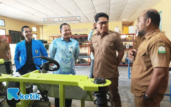 Foto Wakil Walikota Langsa Muhammad Haikal Alfisyahrin, ST saat memantau lokasi Bimtek di SMKN 2 Langsa (Foto/Helman/Ketik)