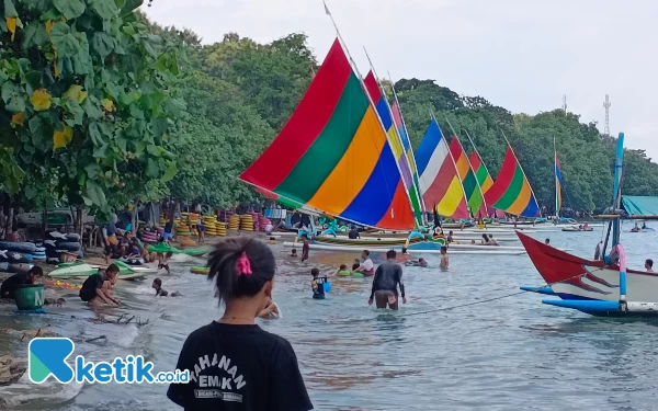 Thumbnail H+1 Lebaran, Wisata Pasir Putih Situbondo Mulai Dilirik Pelancong Luar Kota