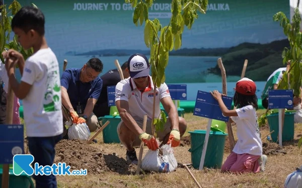 Thumbnail Berita - Go Green, Mario Aji Bersama Riders MotoGP Tanam Pohon di Kawasan Sirkuit Mandalika