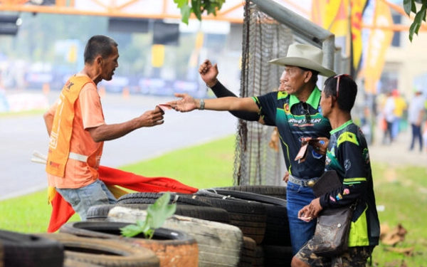 Aksi Bambang Kapten Nyawer Petugas Marshal Curi Perhatian