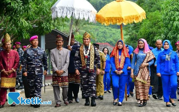 Foto Kepala Staf Angkatan Laut (Kasal) Laksamana TNI Dr. Muhammad Ali didampingi Ketua Umum Jalasenastri Ny. Fera Muhammad Ali, Senin (3/2/2025). (Foto: Andriego/Ketik.co.id)