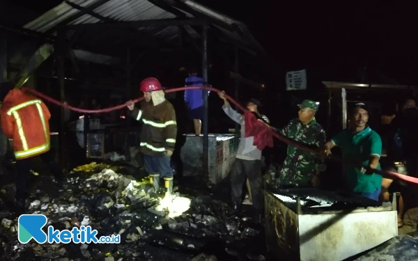 Foto Petugas pemadam bersama TNI/Polri dan warga sekitar saat berusaha padamkan api (Foto Ahmad Istihar/Ketik co.id)