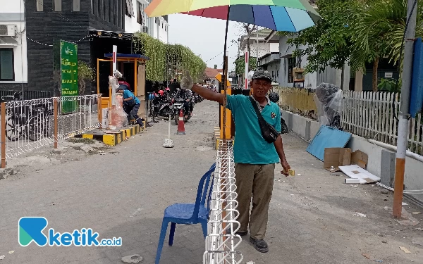 Thumbnail Ketekunan Jukir RSUD Jombang Ainul Fuat, Malam Jadi Pemungut Sampah, Setahun lagi Putrinya Lulus Sarjana ITS