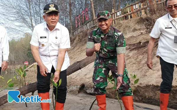 Thumbnail Jaga Ekosistem Pesisir Selatan, Bupati Malang Tanam Mangrove dan Lepas Tukik