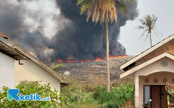 Thumbnail Gunung Sampah di Palembang Terbakar, Kepulan Asap Selimuti Pemukiman Warga