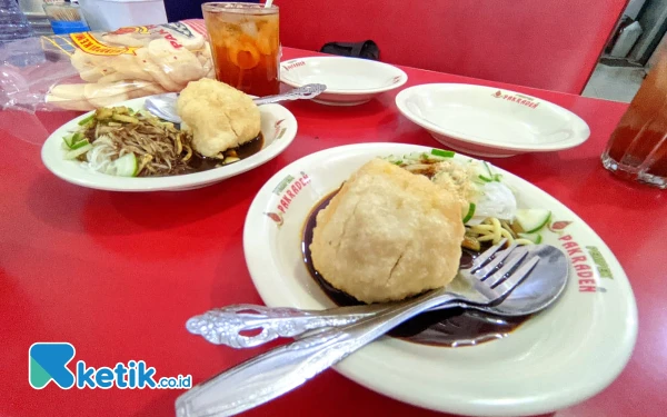 Foto Pempek Kapal Selam yang disuguhkan di meja makan. (Foto: Al Ahmadi/Ketik.co.id)