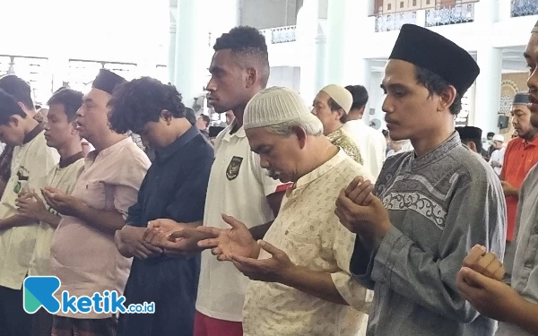 Thumbnail Momen Rombongan Pemain Timnas Indonesia U-17 Salat Jumat di Masjid Al-Akbar Surabaya