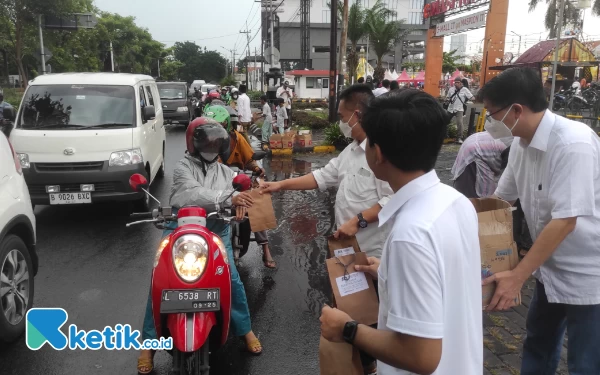 Thumbnail Berita - Ajak Masyarakat Mice, Asperapi Jatim Bagikan Ribuan Takjil