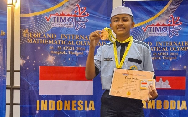 Thumbnail Berita - Santri Genggong Juara Olimpiade Matematika di Thailand, Sisihkan Ribuan Peserta dari 26 Negara!