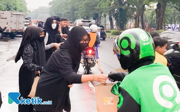 Ajarkan Empati Siswa, Al-Azhar Kelapa Gading Surabaya Bagikan Takjil