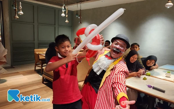 Tahukah! Surabaya Punya Badut Om Kumis, Pemegang Rekor Dunia Ballon Twisting Art