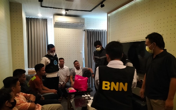 Thumbnail Berita - BNNK Surabaya Rehabilitasi 10 Orang Pesta Narkoba di Kamar Hotel