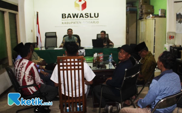 Datangi Bawaslu Sidoarjo, 10 Kades Deklarator Dukungan untuk Paslon 02 Mengaku Tidak Ada Arahan dari Siapa pun