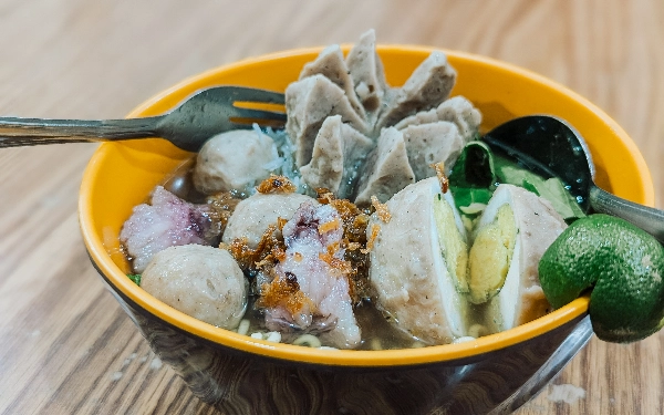 Foto Tampilan salah satu menu bakso yang disajikan Warung Yuka. Menu di atas adalah bakso telur campur bakso daging, yang dibanderol seharga Rp25 ribu. (Foto: Wisnu Akbar Prabowo/Ketik.co.id)