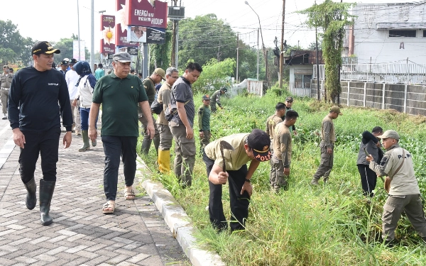 Foto Plt Bupati Sidoarjo Subandi dan Wakil Ketua DPRD Sidoarjo Warih Andono ikut bekerja bakti bersih-bersih sungai di Afvour Bulubendo, Gedangan. (Foto: Sigit Kominfo Sidoarjo)