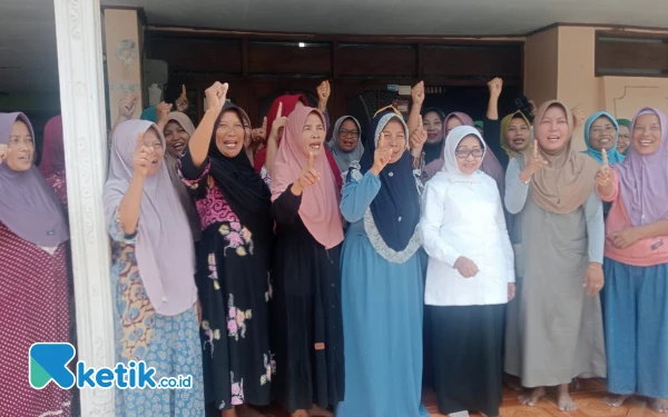 Foto Cabup Jombang Mundjidah Wahab saat bertemu perajin kandang ayam di Kec Perak, Jombang, 10 Oktober 2024. (Foto: Karimatul/Ketik.co.id)