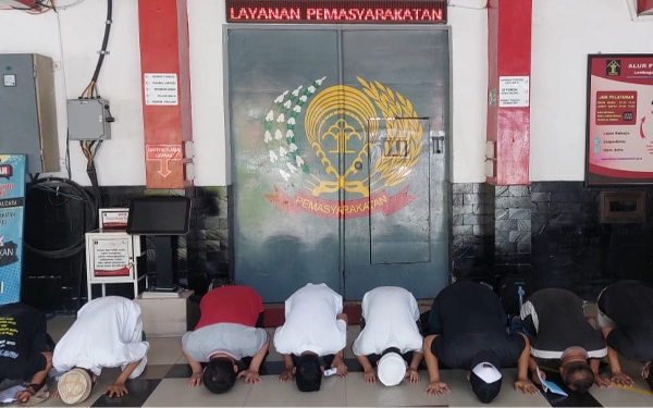 Thumbnail Keluar Lapas Langsung Sujud Syukur, Delapan Narapidana Lapas Kelas IIA Sidoarjo Bebas Bersyarat