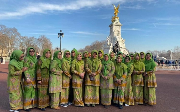 Thumbnail Berita - Bikin Bangga! Tim Rebana Muslimat NU Tampil di London, Meriahkan Parade Idul Fitri