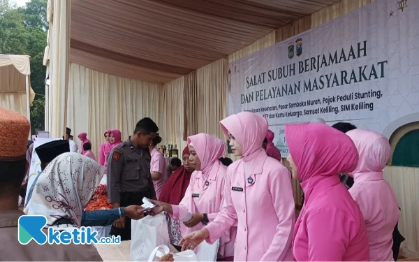 Thumbnail Sambut Ramadan, Warga Serbu Pasar Sembako Murah di Polres Malang