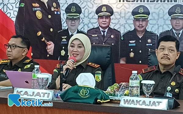 Thumbnail Dalam Enam Bulan Kejati Jatim Tangani 7 Perkara Korupsi, Kerugian Negara Capai Rp 143 Miliar