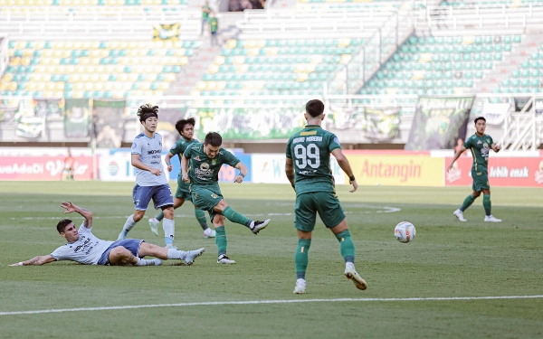 Thumbnail Berita - Persebaya Petik Kemenangan Perdana di Kandang usai Tekuk Persita 1-0