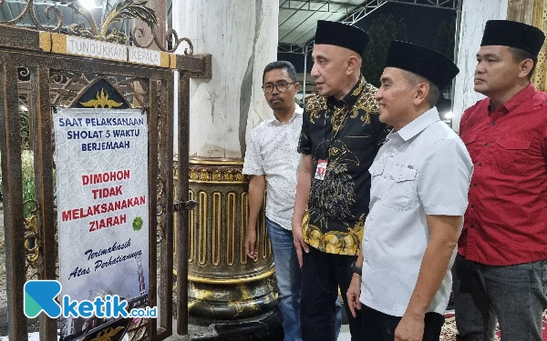 Thumbnail Jelang Pelantikan, Pj Bupati Bangkalan Arief M Edie Ziarah ke Makam Syaikhona Kholil Bangkalan