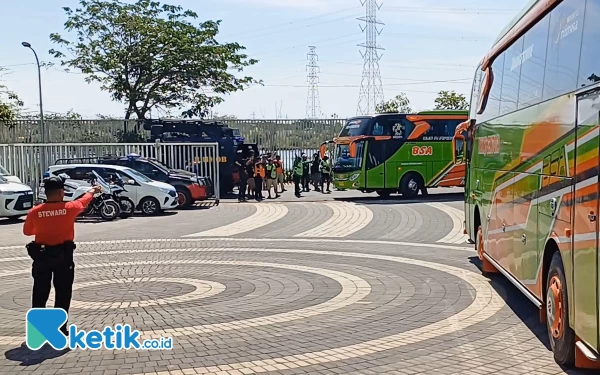 Menuju GBT, Bus Arema FC Dapat Pengawalan Ketat Polisi