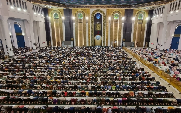 Thumbnail Berita - Tarawih Pertama, Masjid Al-Akbar Dipenuhi 15 Ribu Jemaah