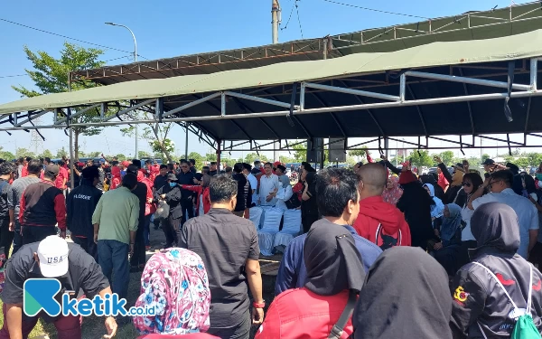 Thumbnail Ratusan kader PDIP mengantar Whisnu Sakti Buana ke tempat peristirahatan terakhir, Minggu (28/5/2023). (Foto: Husni Habib/Ketik.co.id)