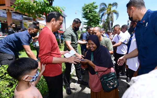 Thumbnail Girangnya Pedagang di Solo Dapat THR dari Jokowi