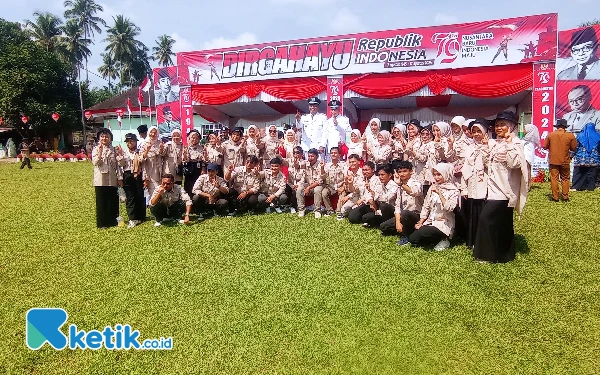 Thumbnail Camat Sungai Aur, Kabupaten Pasaman Barat Drs Mohammad Zenni berpose dengan mahasiswa KKN usai acara pengibaran bendera Merah Putih dalam peringatan HUT ke-79 RI (17/8/2024). (Foto: Wawan/Ketik.co.id)