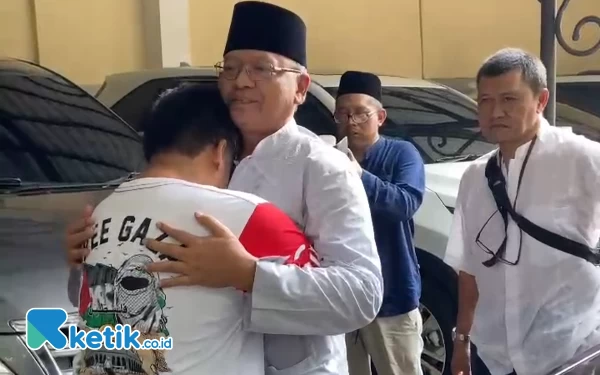 Bebas Bersyarat, Mantan Bupati Malang Rendra Kresna Peluk Anaknya