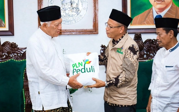 PLN Salurkan 1200 Paket Sembako ke 8 Ponpes di Jatim 