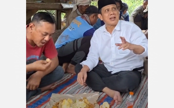 Thumbnail Berita - Kesederhanaan Cabup Malang Abah Gun, Makan Lesehan Berbaur Bareng Petani