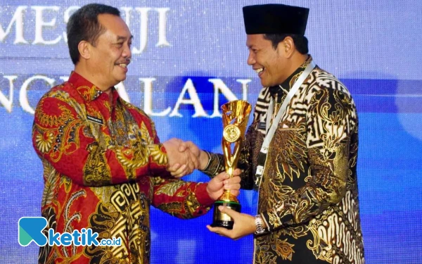 Thumbnail Berita - Bupati Sidoarjo Terima IGA Award 2024 Kali Ketiga berkat Kopi Pahit dan Sido Resik