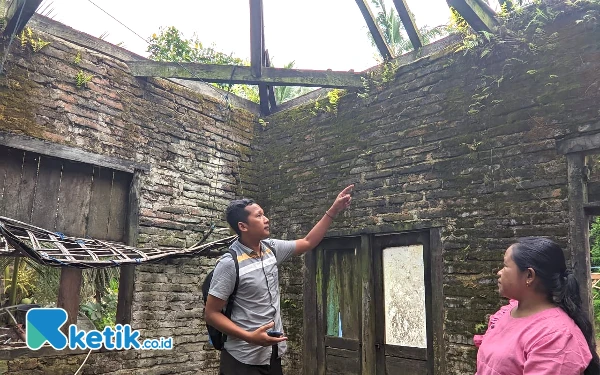 Foto Rumah yang ditempati Jumariyah dan anaknya di RT 02/RW 06, Dusun Duren, Desa Klesem, Kecamatan Kebonagung nyaris ambruk termakan zaman. (Foto: Al Ahmadi/Ketik.co.id)