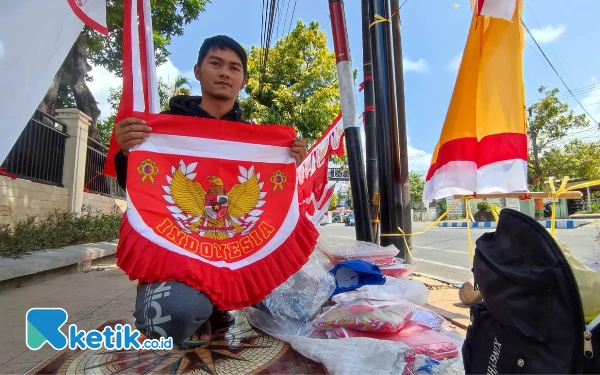 Foto Umbul-umbul bernuansa kemerdekaan yang dijual Adi, menanti diserbu pembeli. (Foto: Al Ahmadi/Ketik.co.id)