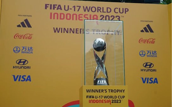 Thumbnail Berita - Trophy Experience PD U-17 Singgah di Surabaya Hari Ini