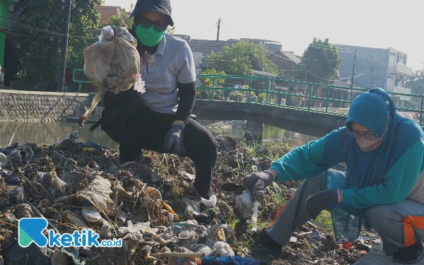 Thumbnail Geber Sidoarjo Bersihkan Sungai Pelayaran dan Alun-Alun Sidoarjo