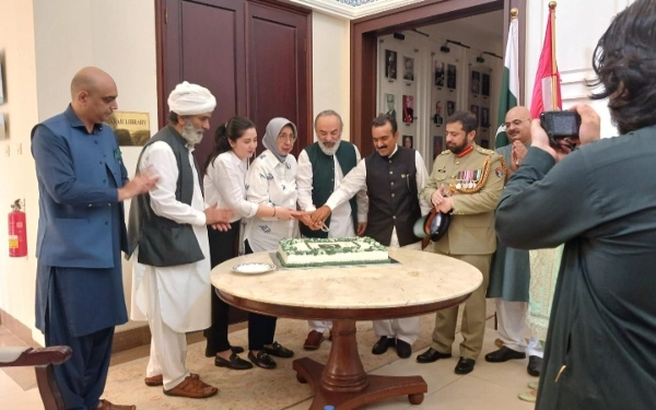 Foto Selim Bibi (berhijab)  didampingi Dubes Pakistan untuk Indonesia,  H.E. Ameer Khurram Rathore (nomor 5 dari kiri) memotong kue berlambang bendera Pakistan, Rabu (14/8/2024). (Foto: Dok. Pri)