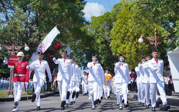 Foto Paskibraka tengah menjalankan tugas suci, yakni mengibarkan bendera merah-putih. (Foto: Prokopim Pacitan)