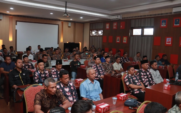 Foto Para pimpinan PSHT saat dikumpulkan di Mapolres Jember, terkait kasus pengeroyokan anggota polisi. (Istimewa/ Humas Polres Jember)